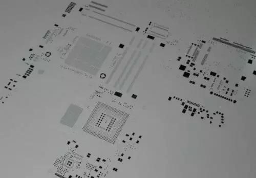 FABFM PCB上的一個插件電阻 FABFM PCB上的一個插件電阻