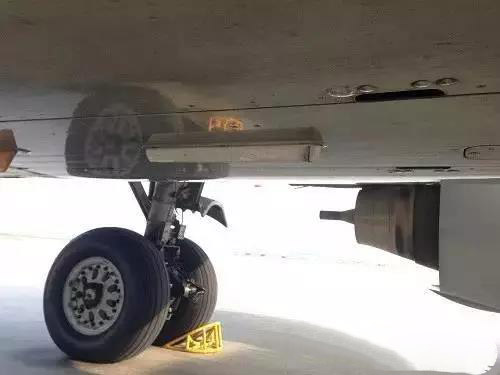 指點(diǎn)信標(biāo)天線在飛機(jī)機(jī)體底部。 指點(diǎn)信標(biāo)天線在飛機(jī)機(jī)體底部。